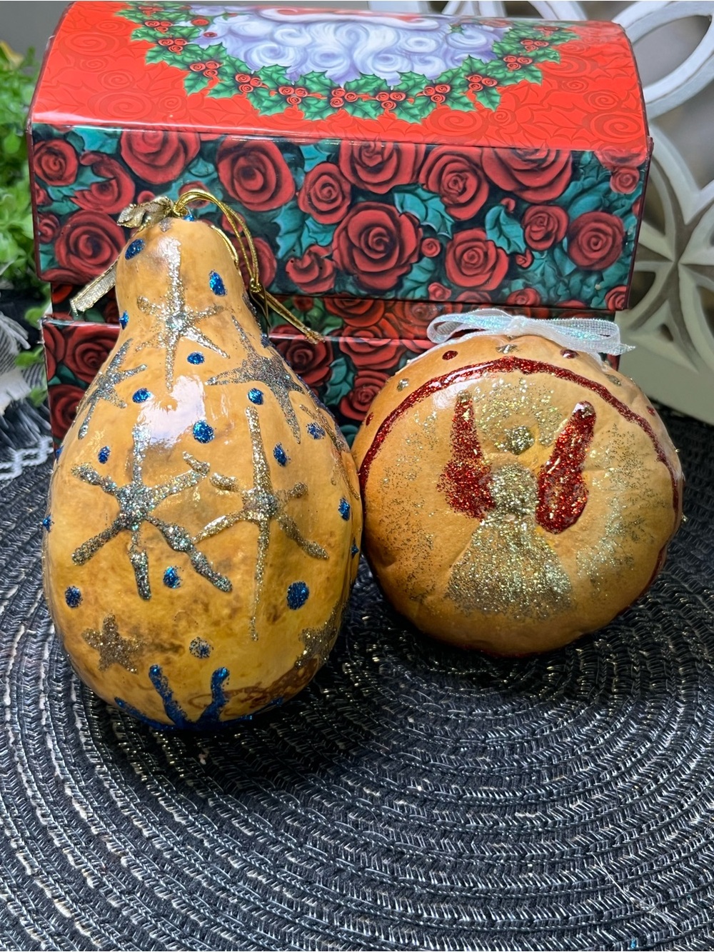 The Lindy Bowman Festive Red Santa Wreath Box With Two Beautiful Gourd Ornaments - Picture 5 of 16